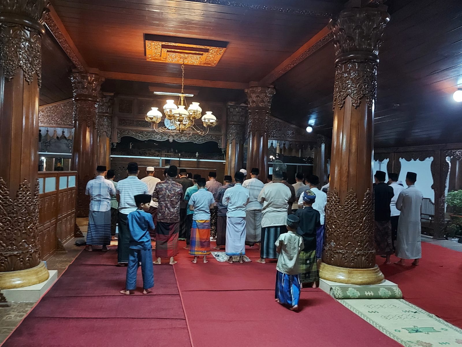 Suasana salat tarawih di Pendopo Kabupaten Jepara (KlikFakta/Nur Ithrotul Fadhilah)