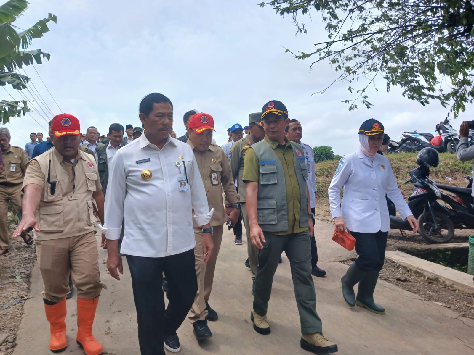 Pj Gubernur Jawa Tengah, Nana Sudjana saat mengunjungi banjir di Desa Dorang, Kecamatan Nalumsari, Kabupaten Jepara, Senin (18/3/2024).
