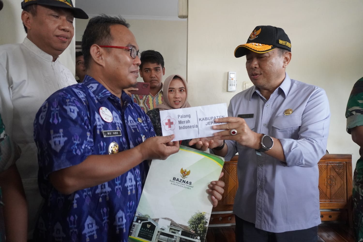 Pemkab Jepara menyerahkan bantuan untuk korban kapal Sumber Makmur yang tenggelam pada 18 Maret 2024, penyerahan bantuan melalui Camat karimunjawa Mu'adz pada Selasa (19/3/2024)