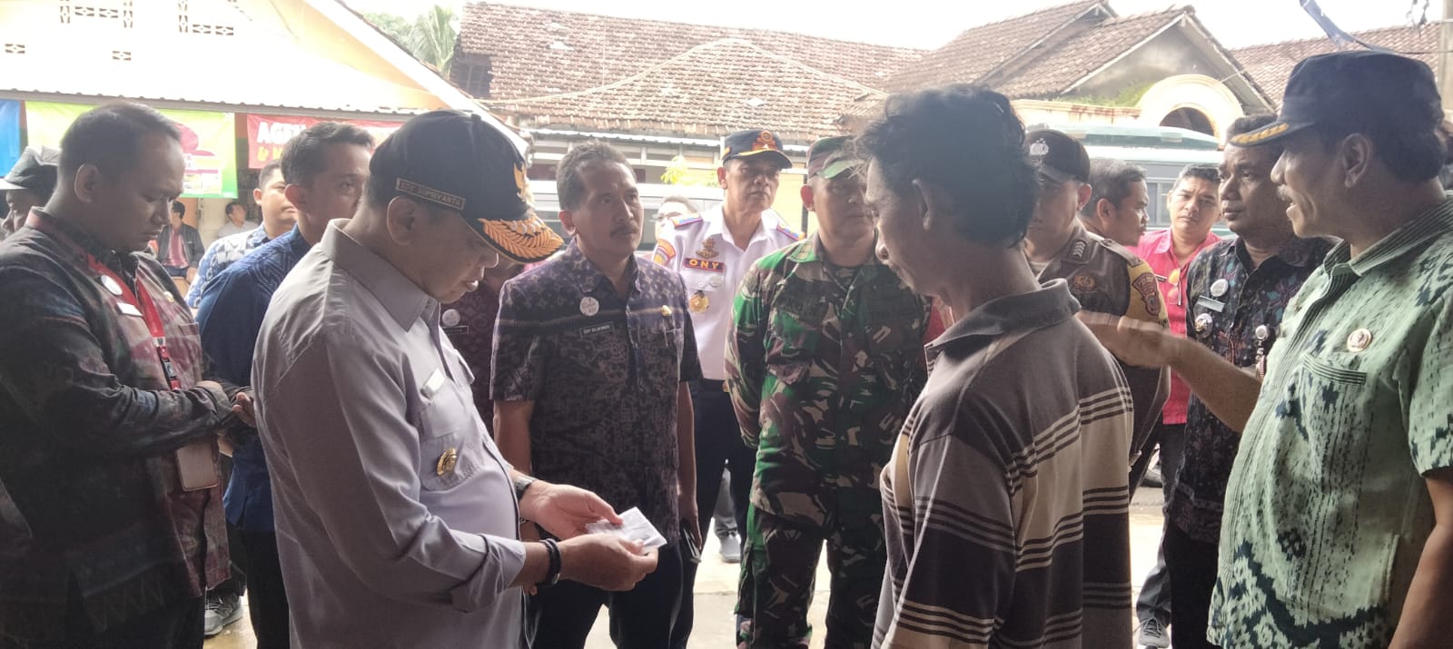Pj Bupati Jepara Edy Supriyanta saat mengunjungi agen gas elpiji di Bangsri, Jepara pada Selasa (19/3/2024)