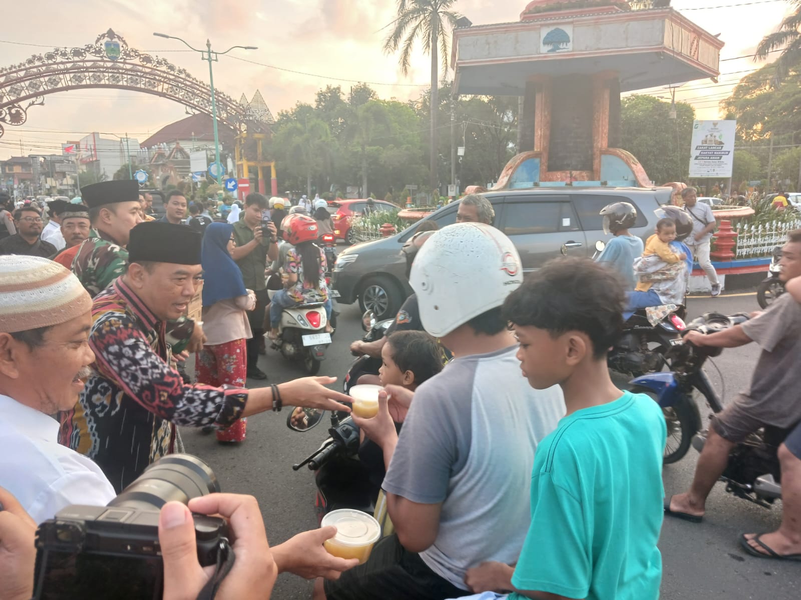 Pemerintah Kabupaten (Pemkab) Jepara melakukan bagi-bagi 500 takjil kepada masyarakat Jepara yang melintas di depan Pendopo Jepara (Nur Ithrotul Fadhilah)