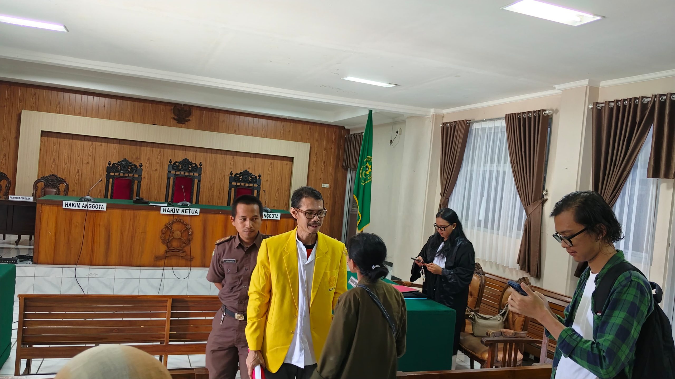 Terdakwa kasus UU ITE, Daniel Fritmaurutis Tangkalisan (jas kuning) saat di ruang sidang Pengadilan Negeri Jepara, Selasa (19/3/2024)