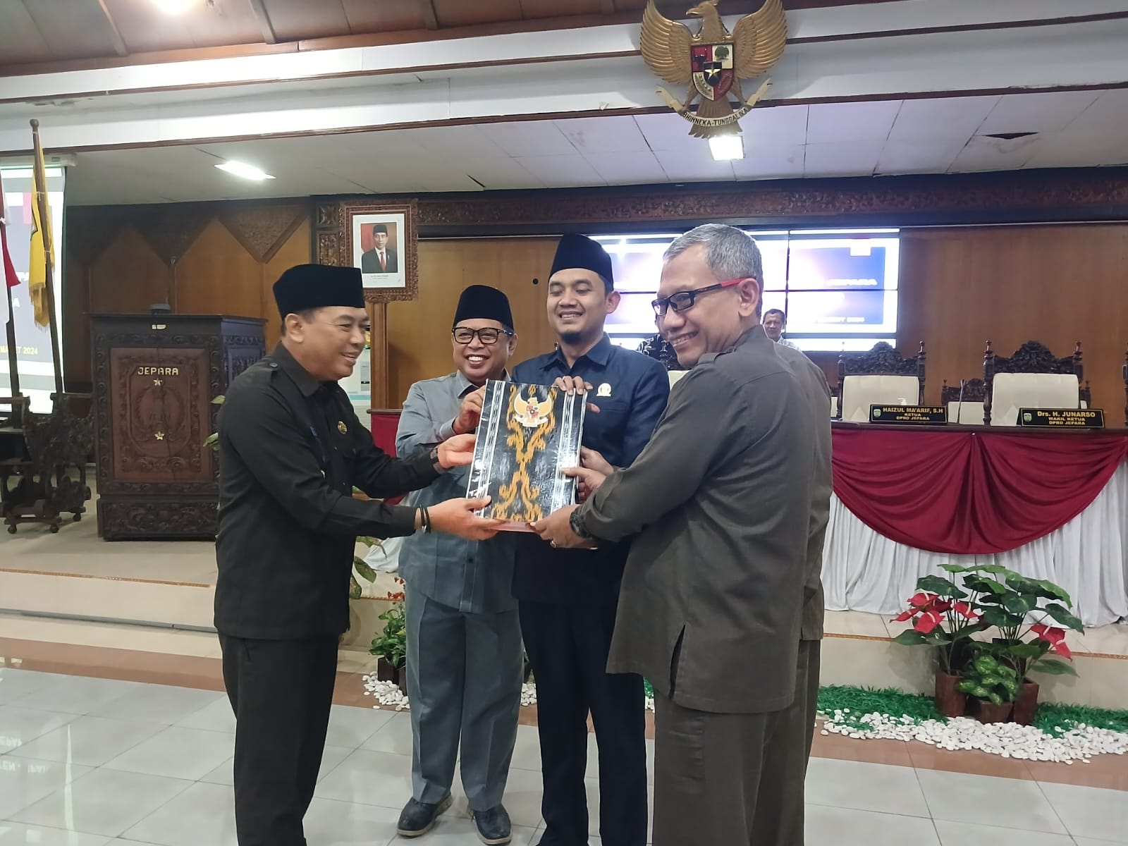 Pj Bupati Jepara menyampaikan Laporan Keterangan Pertanggungjawaban (LKPJ) Bupati Jepara Tahun 2023 di Graha Paripurna DPRD Kabupaten Jepara, Kamis (21/3/2024) (KlikFakta/Nur Ithrotul Fadhilah)