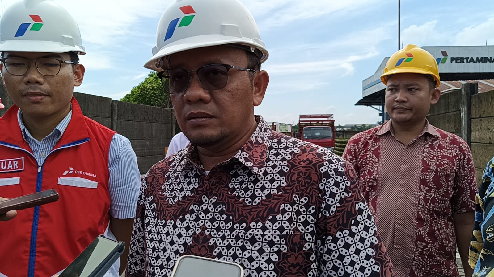 Pj. Bupati Kudus, HM Hasan Habibie saat melakukan inspeksi mendadak di salah satu Stasiun Pengisian Bahan Bakar Elpiji (SPBE) di Kudus, pada hari Selasa (21/3/2024).