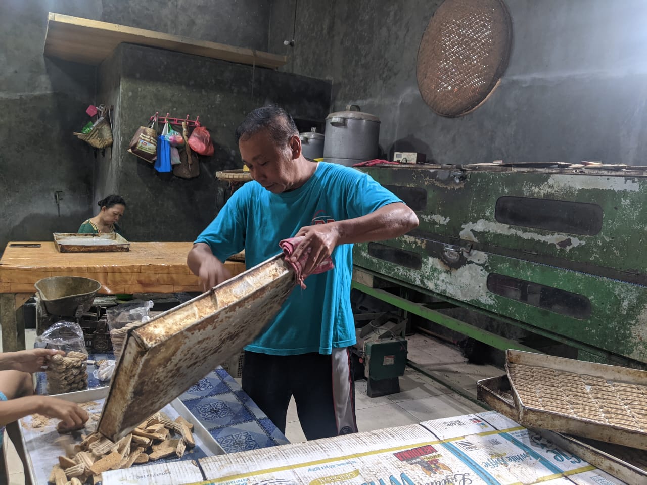 Proses produksi kue larut di usaha rumahan Milna Bolu di Desa Bugo, Jepara