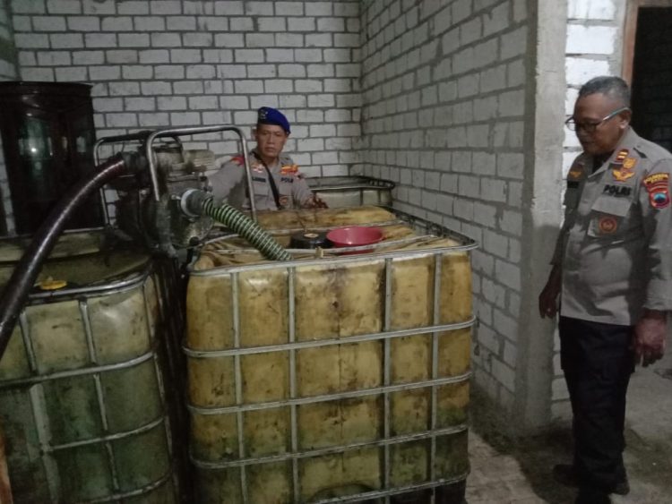 Polairud Polres Pati membongkar sebuah gudang penimbunan bahan bakar minyak (BBM) bersubsidi ilegal di Desa Dukuhseti, Kecamatan Dukuhseti, Kabupaten Pati