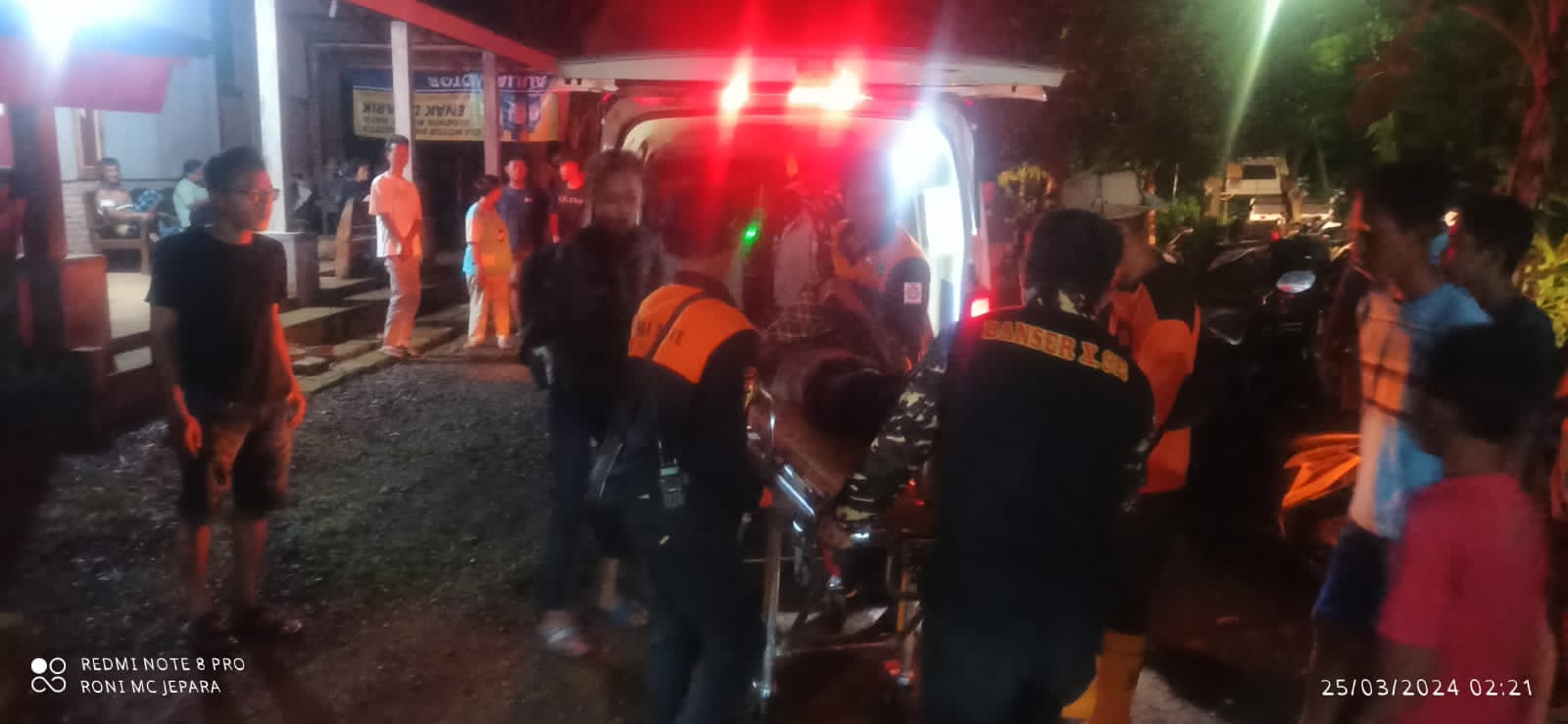 Petugas mengevakuasi jazad seorang nelayan yang tenggelam saat mencari ikan di Pantai Ombak Mati, Desa Bondo, Kecamatan Bangsri, Kabupaten Jepara