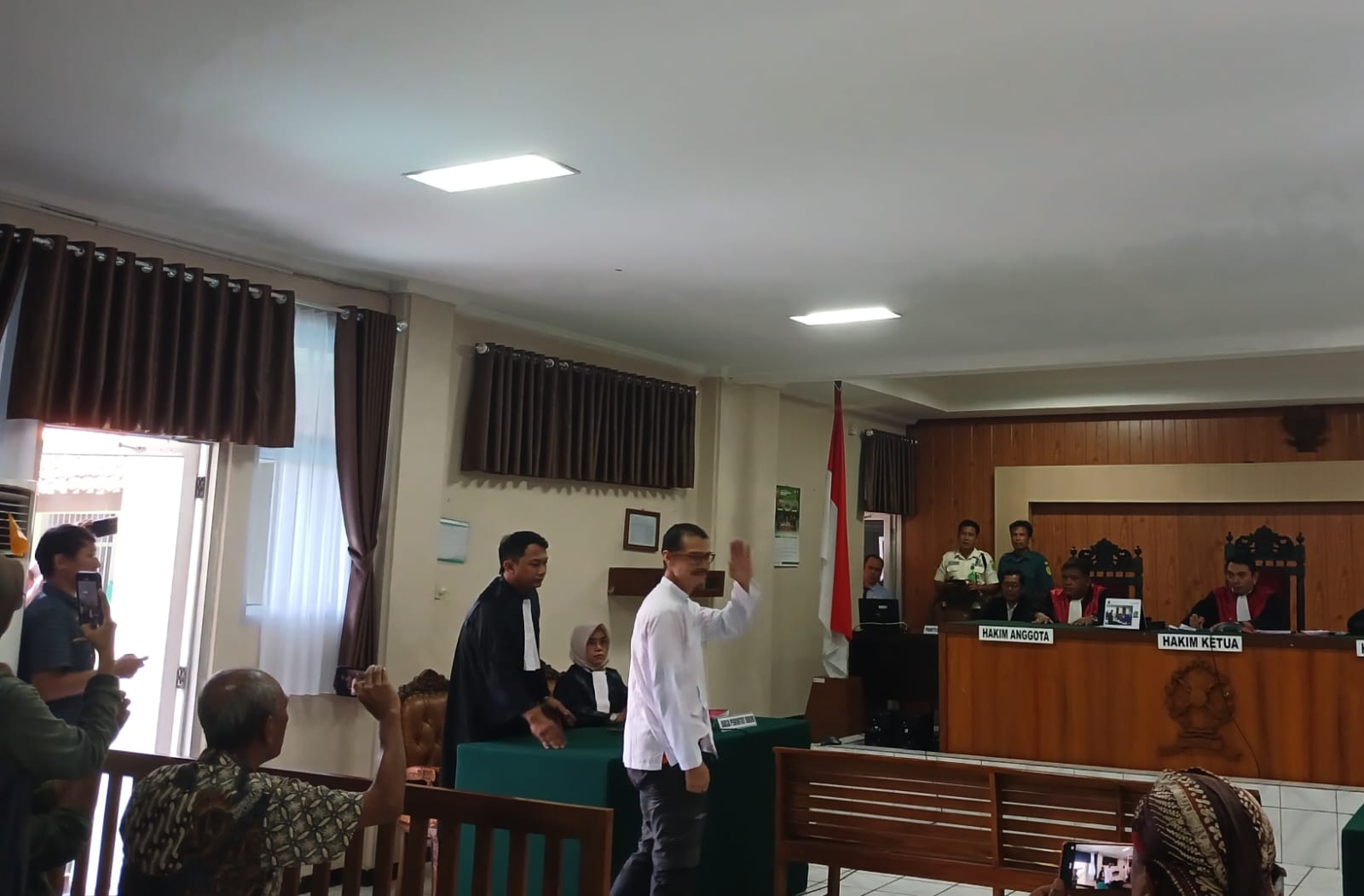 Proses pengadilan terhadap aktivis lingkungan Karimunjawa Daniel Frits Maurits Tangkilisan atas dugaan pelanggaran UU ITE