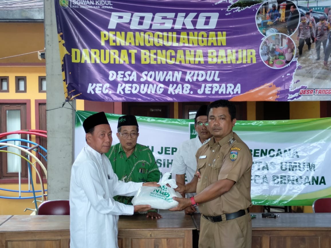 Jajaran Nahdlatul Ulama Peduli Bencana (NU PB) Kabupaten Jepara menyerahkan bantuan 1000 paket sembako dan alat-alat kebersihan ke warga di enam desa terdampak bencana banjir