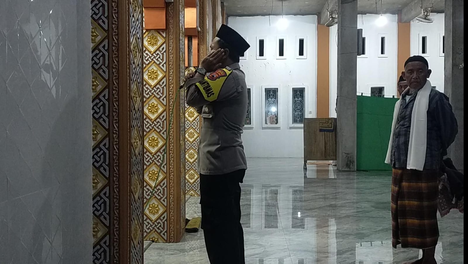 Seorang aparat kepolisian Polres Jepara menjalankan program Pesiar dengan terjun langsung ke kegiatan keagamaan di masyarakat (Foto: Polres Jepara)