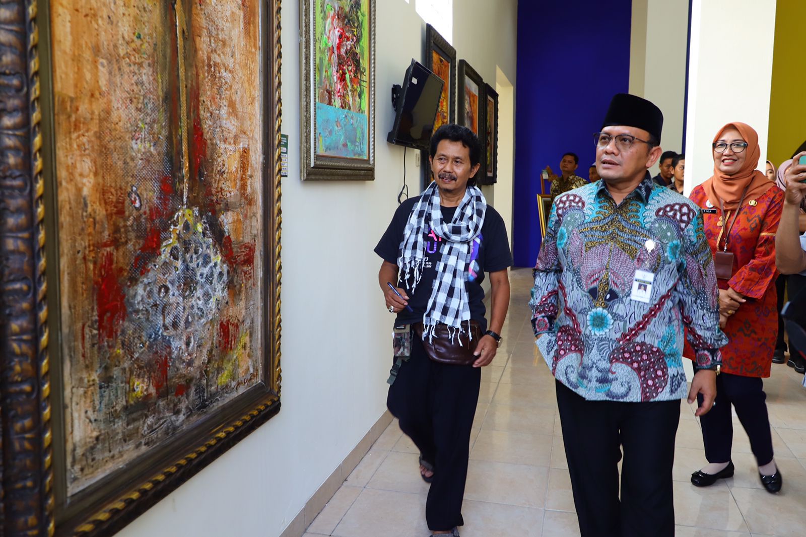 Penjabat (Pj.) Bupati Kudus Muhamad Hasan Chabibie usai membuka pameran kaligrafi di area museum kretek.