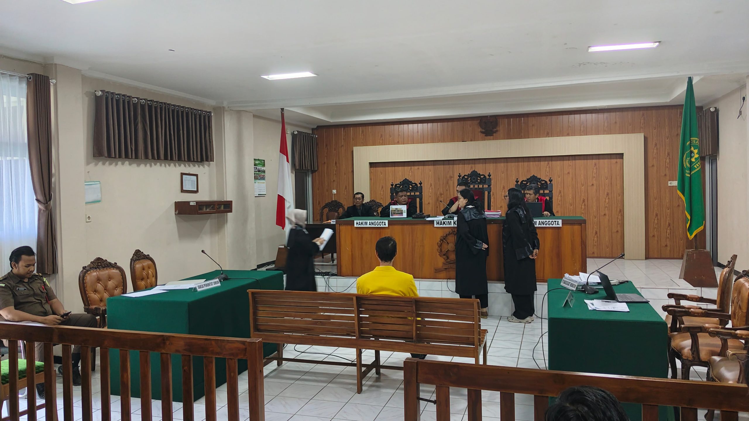 Daniel Frits Maurits Tangkilisan (jas kuning) saat mengikuti persidangan di Pengadilan Negeri (PN) Jepara.