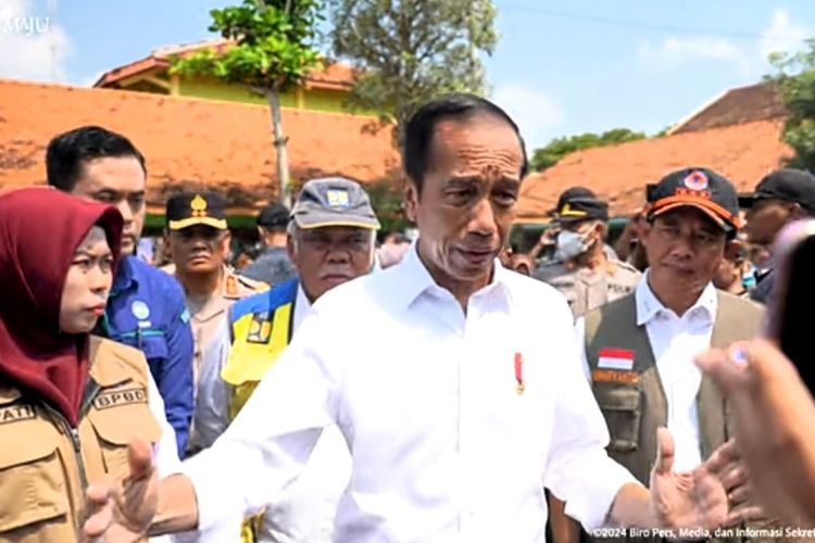 Presiden Jokowi saat berkunjung ke lokasi banjir di Kabupaten Demak, Jawa Tengah.
