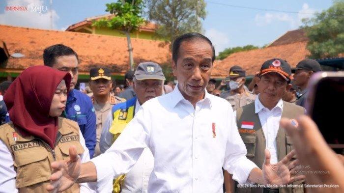 Presiden Jokowi ketika meninjau banjir di Kabupaten Demak