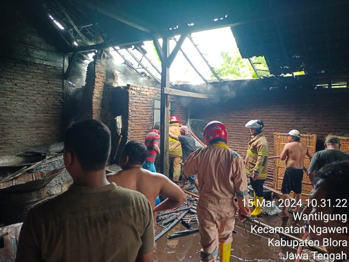 Pabrik kerupuk di Desa Wantilgung, Blora yang terbakar pada Jumat (15/3/2024) akibat kelalaian pekerja (Foto: detikJateng)