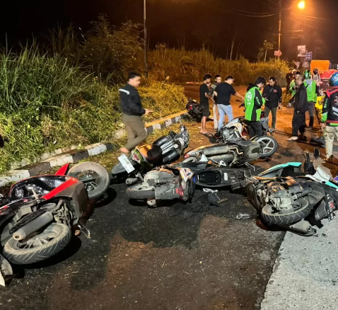 Motor yang ditinggal oleh pelajar SMK asal Magelang yang nyaris tawuran pada Sabtu (9/3/2024) (Foto: Radar Semarang)