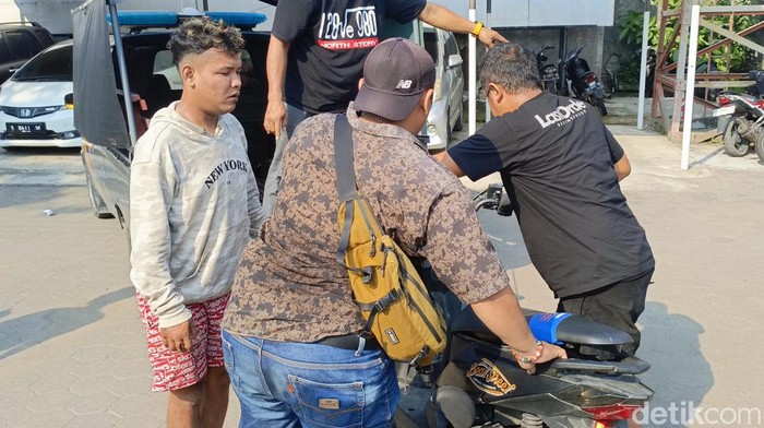 Petugas kepolisian mengamankan seorang pria yang videonya ramai mengayunkan celurit di Flyover Jatingaleh Semarang (Foto: detikJateng)
