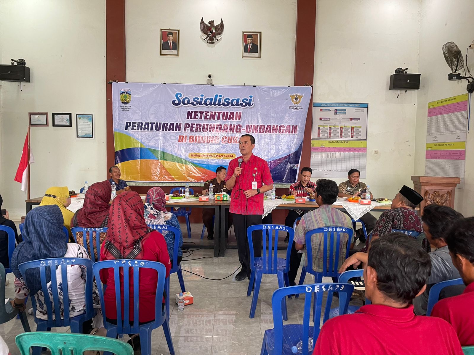 Kepala Dinas Kominfo Kabupaten Jepara, Arif Darmawan saat menyampaikan materi dalam acara sosialisasi ketentuan bidang cukai di Kecamatan Kalinyamatan Kabupaten Jepara.