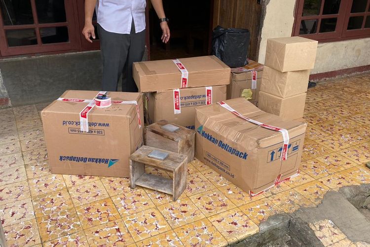 Ratusan ribu batang rokok ilegal yang diperoleh Bea Cukai Kudus dari hasil penggeledahan satu dari dua bangunan di Kabupaten Jepara (Foto: Kompas.com)