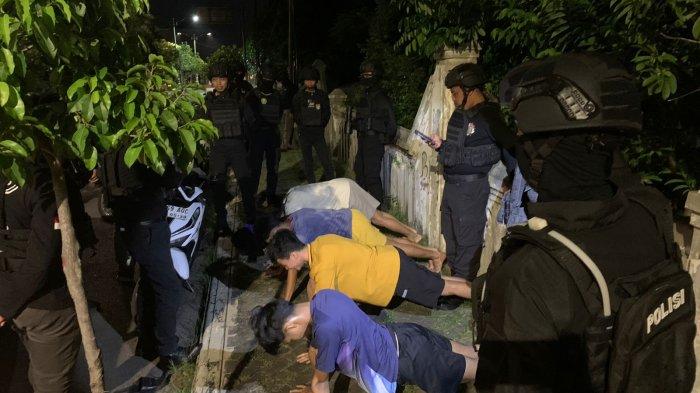 Polres Jepara menertibkan belasan pemuda yang pesta miras saat bulan Ramadan di beberapa titik di Kabupaten Jepara (Foto: TribunJateng)