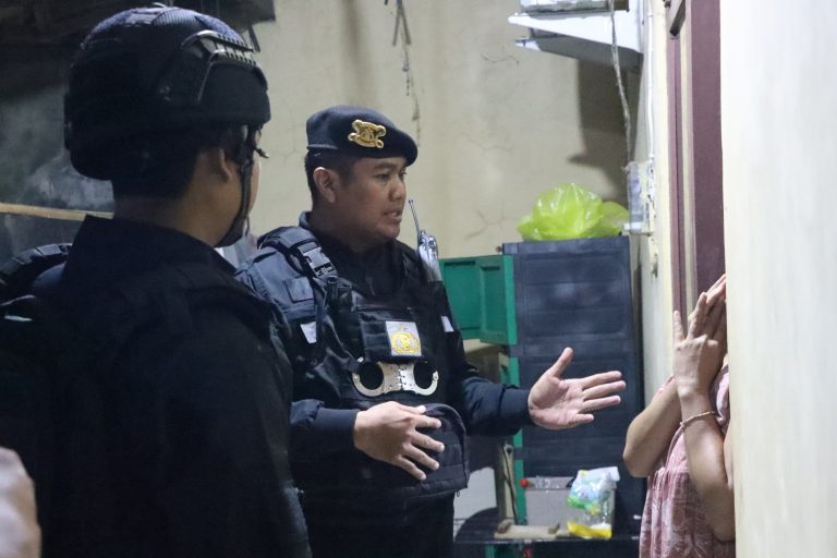 Personel Polres Jepara menggrebek kosan di kawasan Kecamatan Kota mengamankan tiga pasangan tidak resmi pada Minggu (28/4/2024) pukul 00.30 WIB