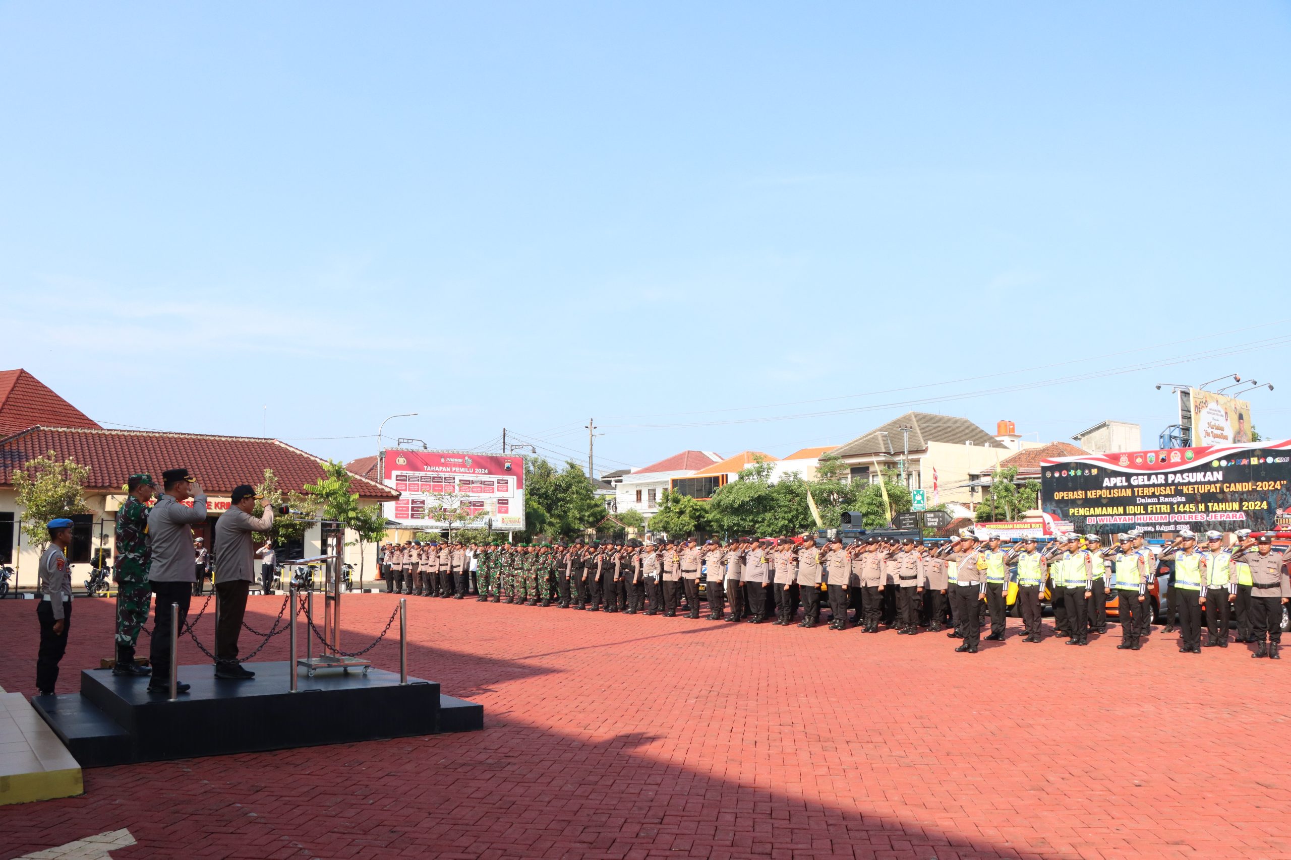 Kepolisian Resor (Polres) Jepara menerjunkan ratusan personel gabungan dalam rangka pengamanan Operasi Terpusat Ketupat Candi 2024.