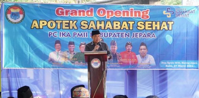 Pj Bupati Jepara saat memberikan ucapan selamat dan apresiasi kepada PC IKA PMII Kabupaten Jepara atas upaya mereka dalam bidang ekonomi dan pengembangan usaha.