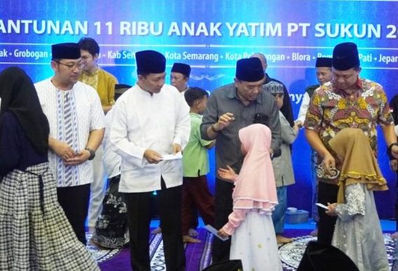 enjabat (Pj) Bupati Jepara H. Edy Supriyanta bersama PT Sukun Wartono Indonesia menggelar acara santunan seribu anak yatim di Gedung Wanita Jepara, Rabu (27/3/2024)