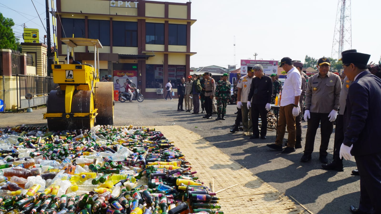 Polres Jepara melakukan pemusnahan terhadap ribuan botol minuman keras berbagai merk, pada Rabu (3/4/2024) (KlikFakta/Nur Ithrotull Fadhilah)