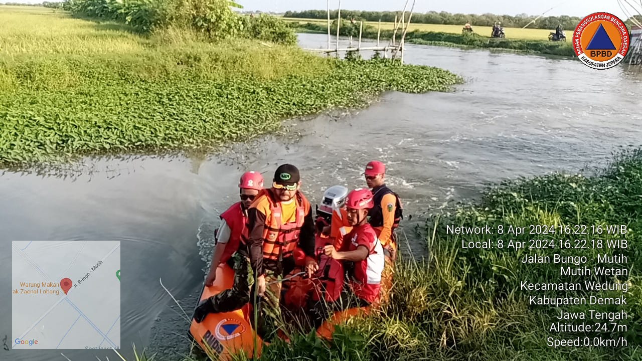 Petugas melakukan evakuasi terhadap Subakri (54), warga Desa Kriyan RT 01 RW 01, Kecamatan Kalinyamatan, Kabupaten Jepara yang tenggelam saat memancing bersama anaknya