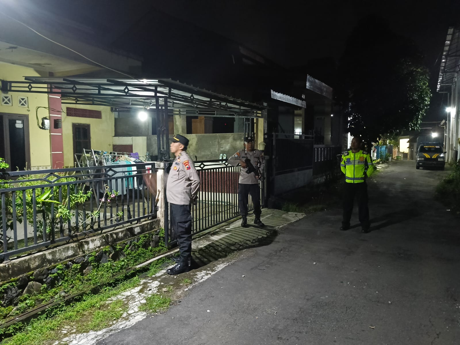 Polres Jepara menggelar patroli area kompleks perumahan yang banyak ditinggalkan penghuninya untuk mudik sebagai langkah antisipasi tindak kejahatan