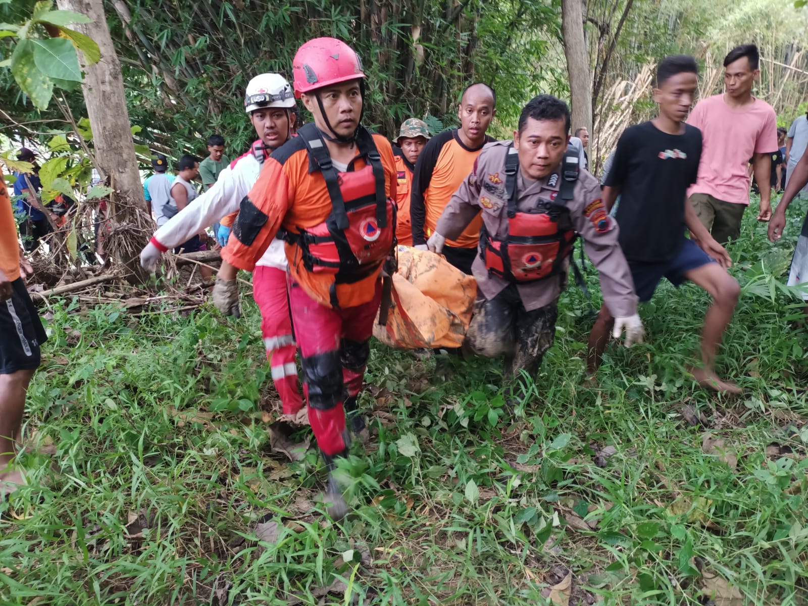 Tim SAR gabungan melakukan evakuasi terhadap Slamet Priyono yang ditemukan di Sungai Suco Kradenan, Grobogan pada Jumat (12/4/2024) dalam keadaan meninggal dunia