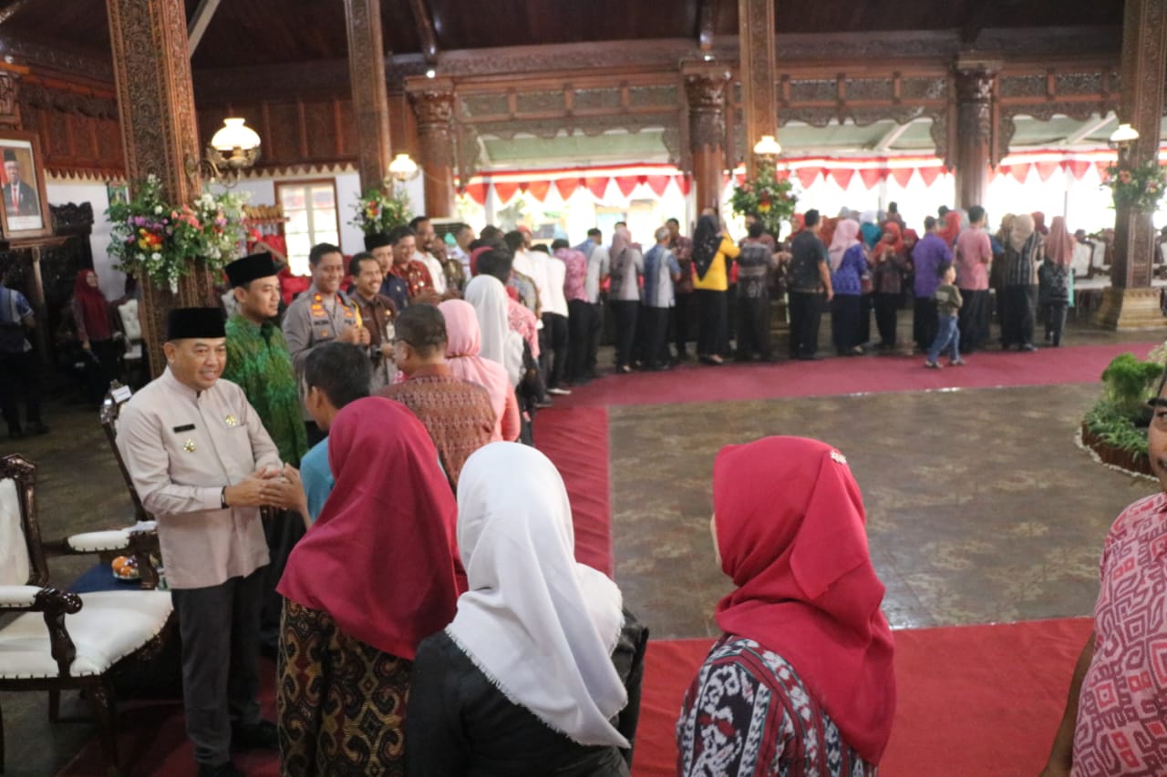 Aparatur Sipil Negara (ASN) di lingkungan Pemkab Jepara melaksanakan halalbihalal dan santap opor bersama di momen awal masuk kerja pada Selasa (16/4/2024)
