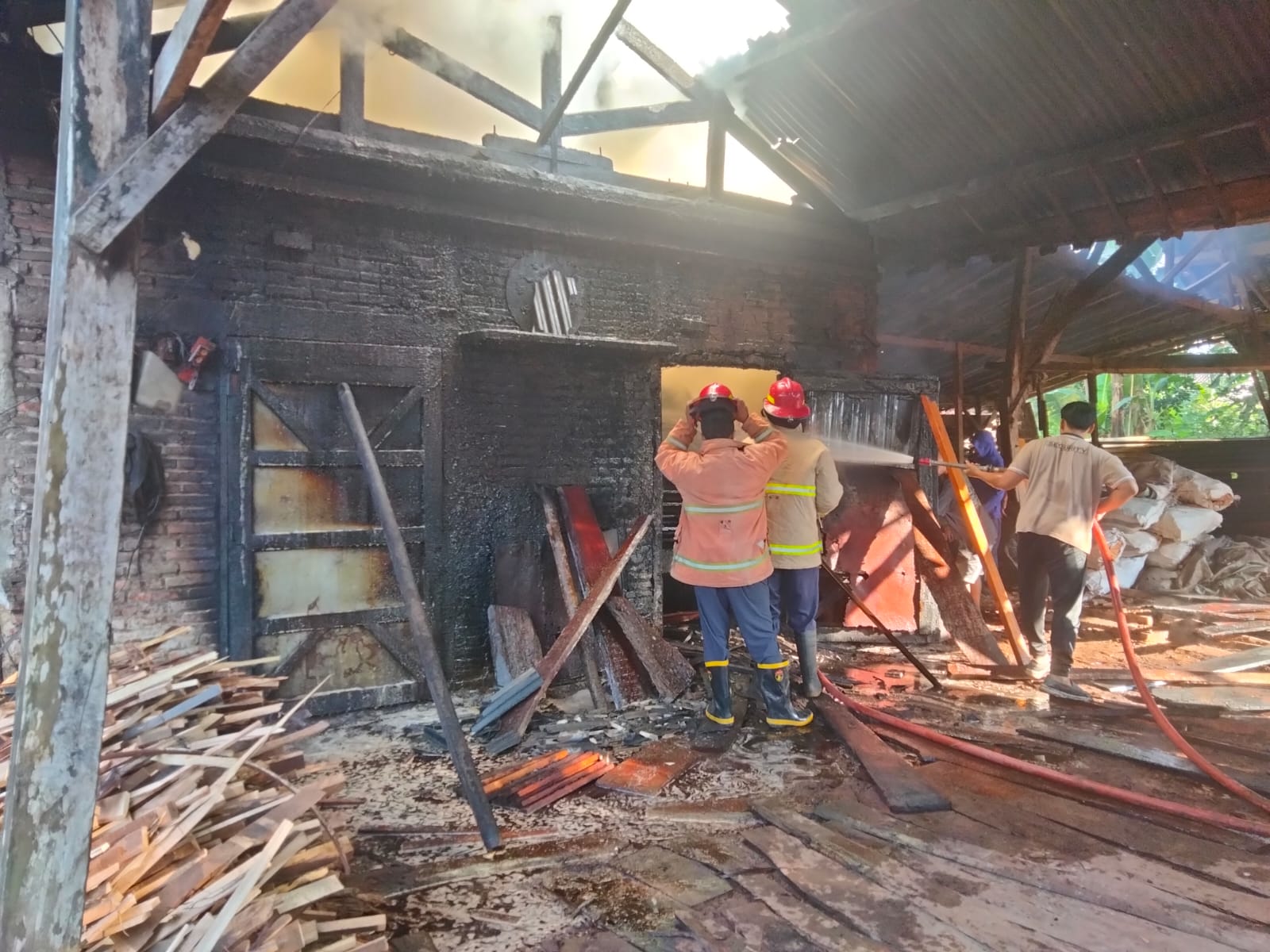 Oven pengering kayu yang terletak di Desa Suwawal RT 5/4, Kecamatan Mlonggo, Kabupaten Jepara dilahap si jago merah pada Selasa (16/4/2024)