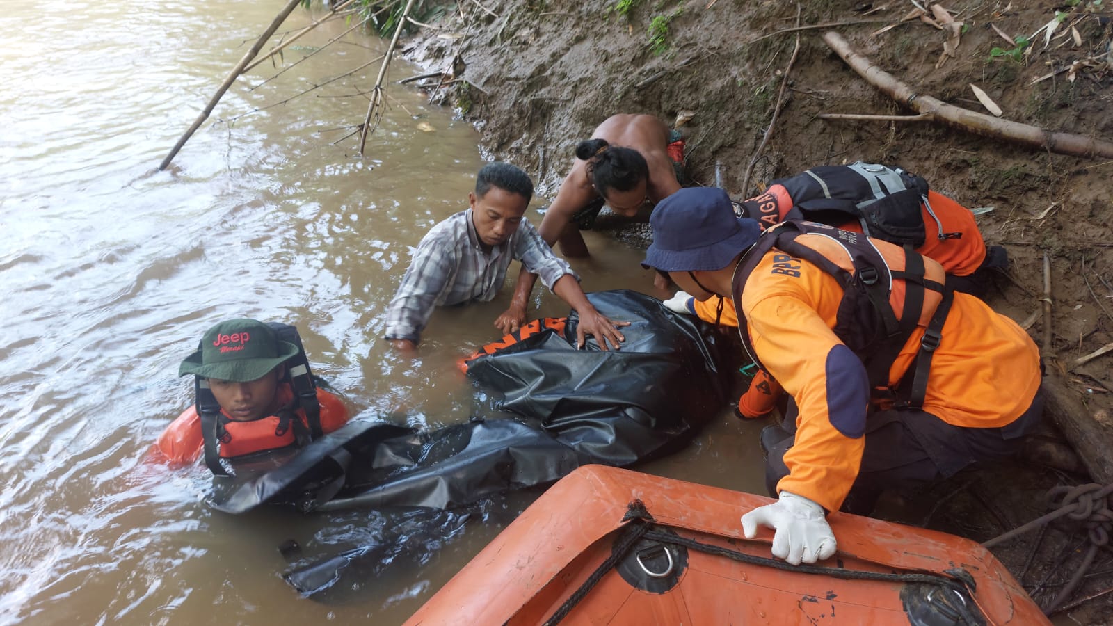 Tim SAR gabungan melakukan evakuasi jasad Ahmad Zakis (31) pemuda Dukuh Gombong, Desa Bulakpelem Sragi, Kabupaten Pekalongan yang hanyut dan tenggelam usai menonton konser dangdut, Selasa (16/4/2024)