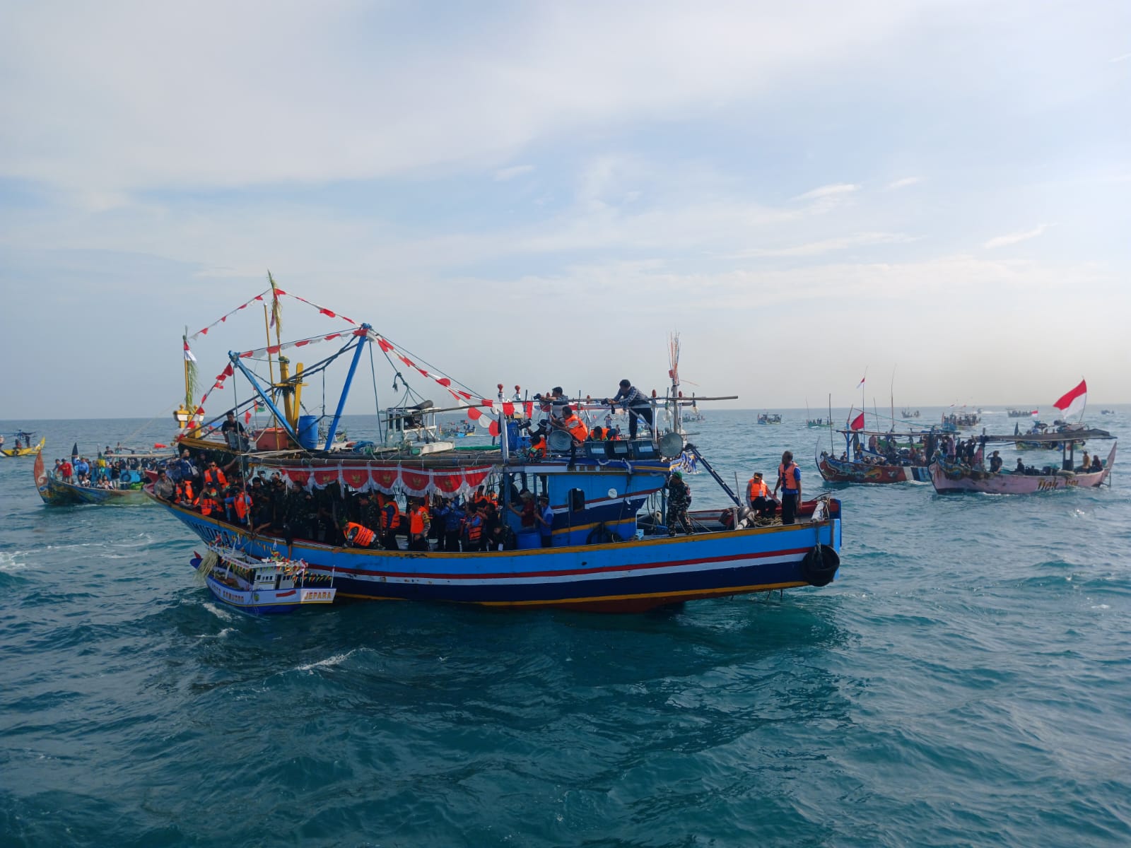Tradisi pesta lomban atau pelarungan sesaji kepala kerbau di perairan laut Kabupaten Jepara, Jawa Tengah, pada Rabu (17/4/2024) (KlikFakta/Nur Ithrotul Fadhilah)