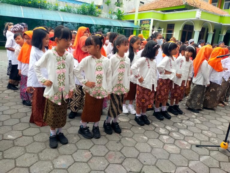 Siswa SD 1 Barongan Kudus mengenakan pakaian adat Kudusan (Foto: Zona News)