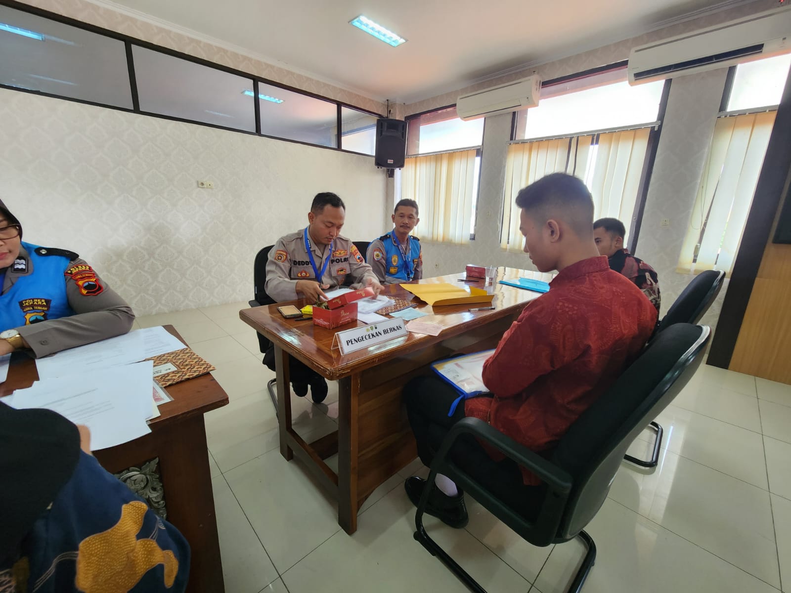 Kepolisian Resor (Polres) Jepara menggelar kegiatan Pemeriksaan Administrasi (Rikmin) Awal Penerimaan Polri Jalur Akpol, Bintara hingga Tamtama di Aula Mapolres Jepara, Kamis (18/4/2024)