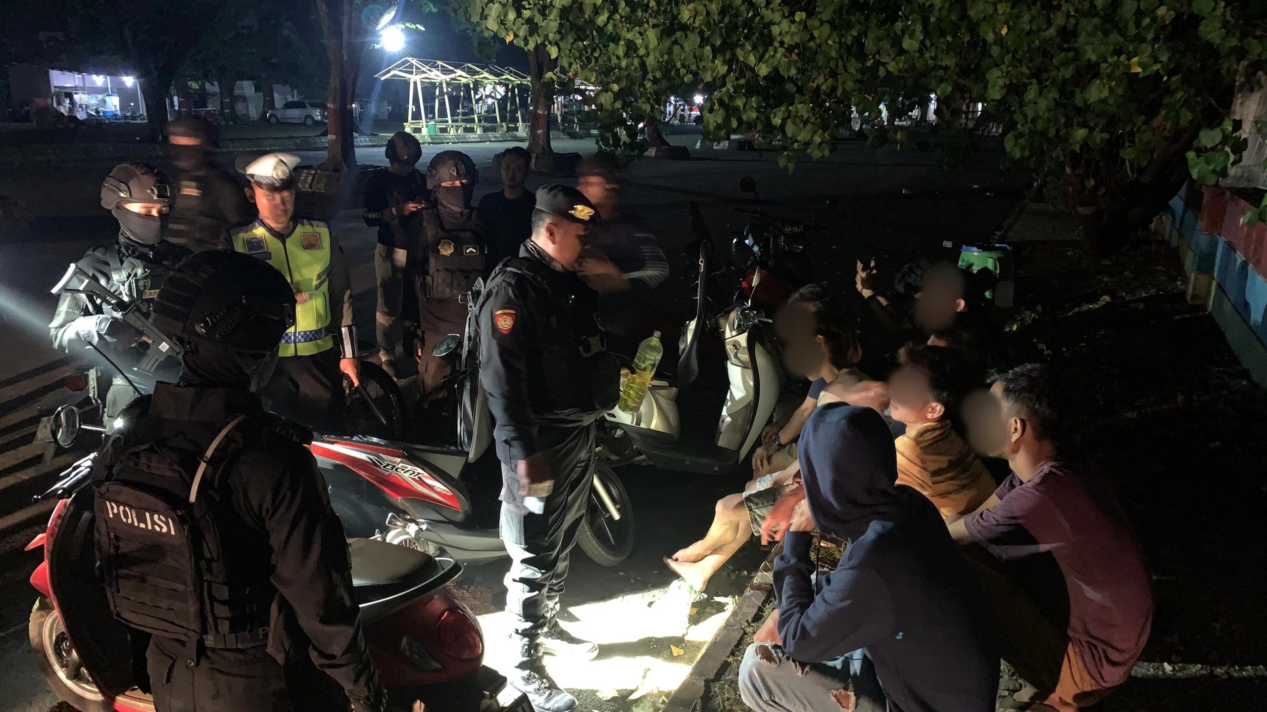 Delapan pemuda ketahuan minum minuman keras (miras) di pinggiran Pantai Kartini pada Sabtu (20/4/2024) malam