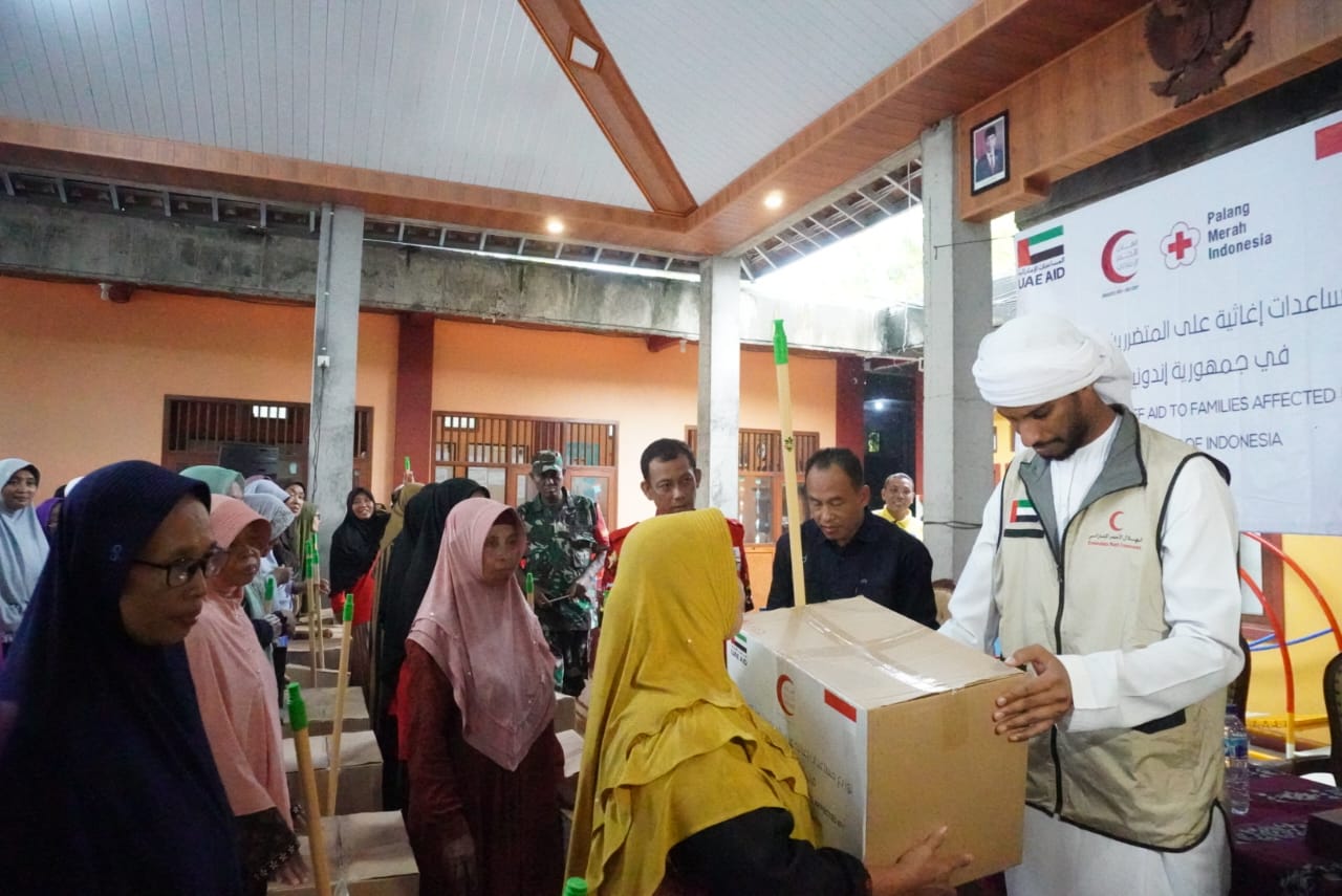 Penyerahan bantuan kepada tiga desa terdampak banjir di Jepara dari Bulan Sabit Merah Emirate (ERC) Uni Emirat Arab (UEA) pada Minggu (21/4/2024)