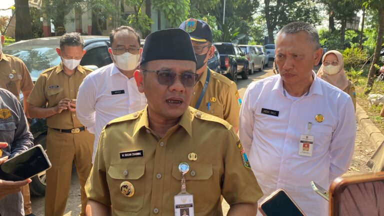 Pj Bupati Kudus Muhammad Hasan Chabibie bersama OPD terkait melakukan sidak ke TPA Tanjungrejo, Kudus pada Senin (22/4/2024) (Foto: ZONANEWS)