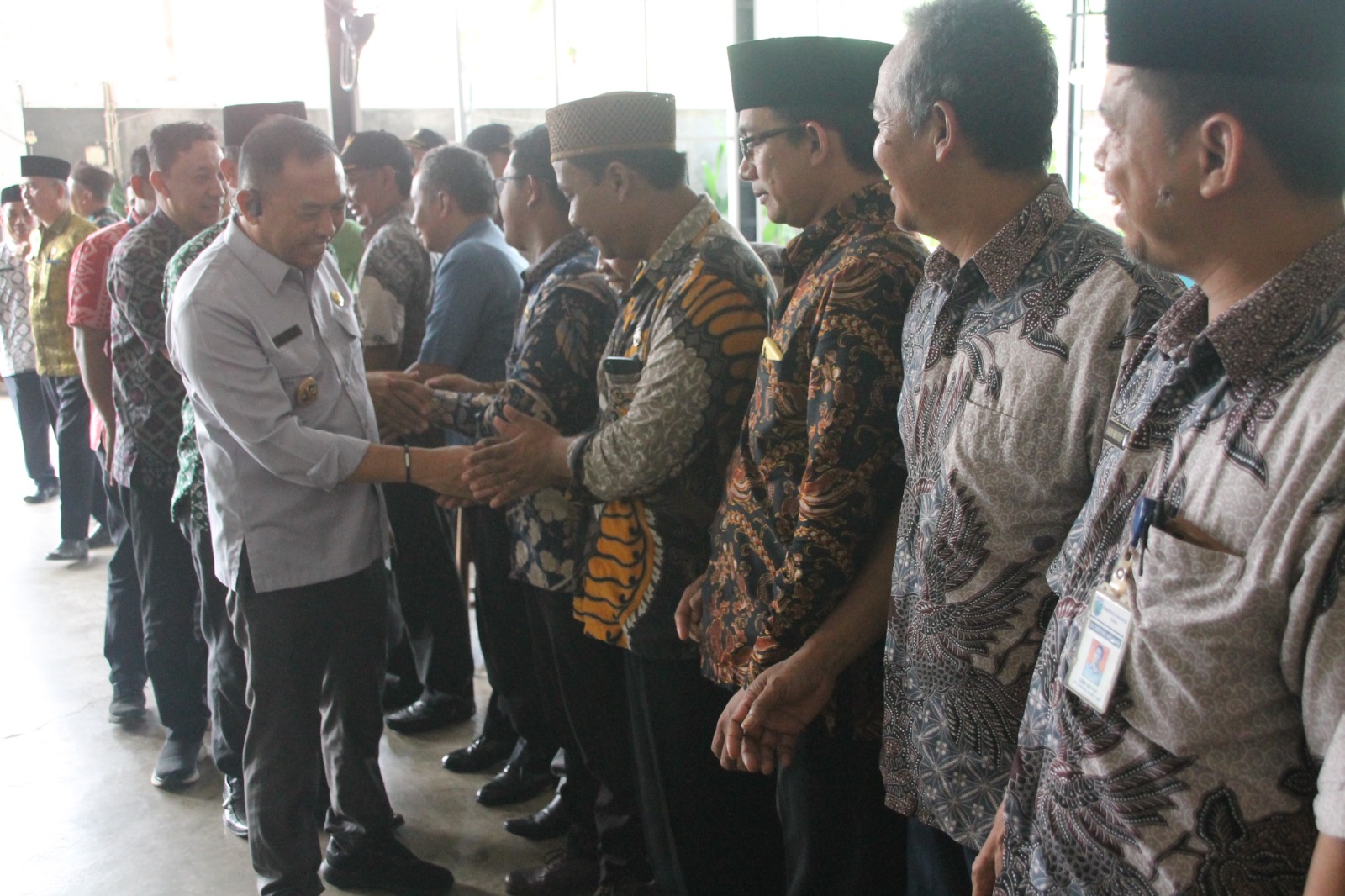 Pj Bupati Jepara menyalami para carik dalam acara Halalbihalal Persatuan Sekretaris Desa Jepara (Persada) di D'anglo, Rabu (24/4/2024)