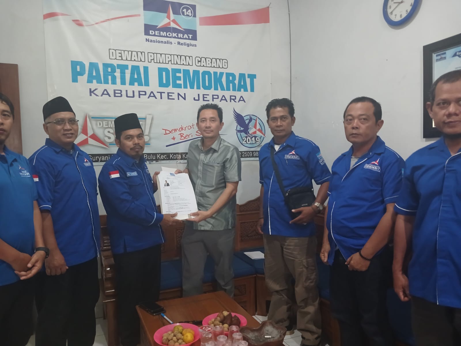 Pengusaha properti, Farisal Adib menyerahkan berkas pendaftaran bakal calon bupati Jepara tahun 2024 ke DPC Partai Demokrat di kantor DPC Partai Demokrat, Rabu (24/4/2024) pagi