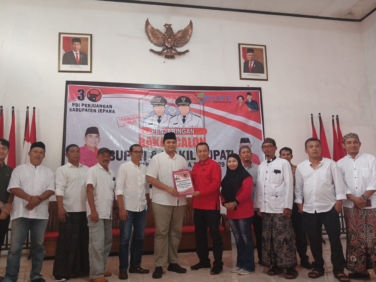 Anak kandung dari mantan Bupati Jepara Ahmad Marzuqi, Muhammad Ibnu Hajar mengembalikan formulir pendaftaran bakal calon wakil bupati Jepara pada Rabu (24/4/2024)