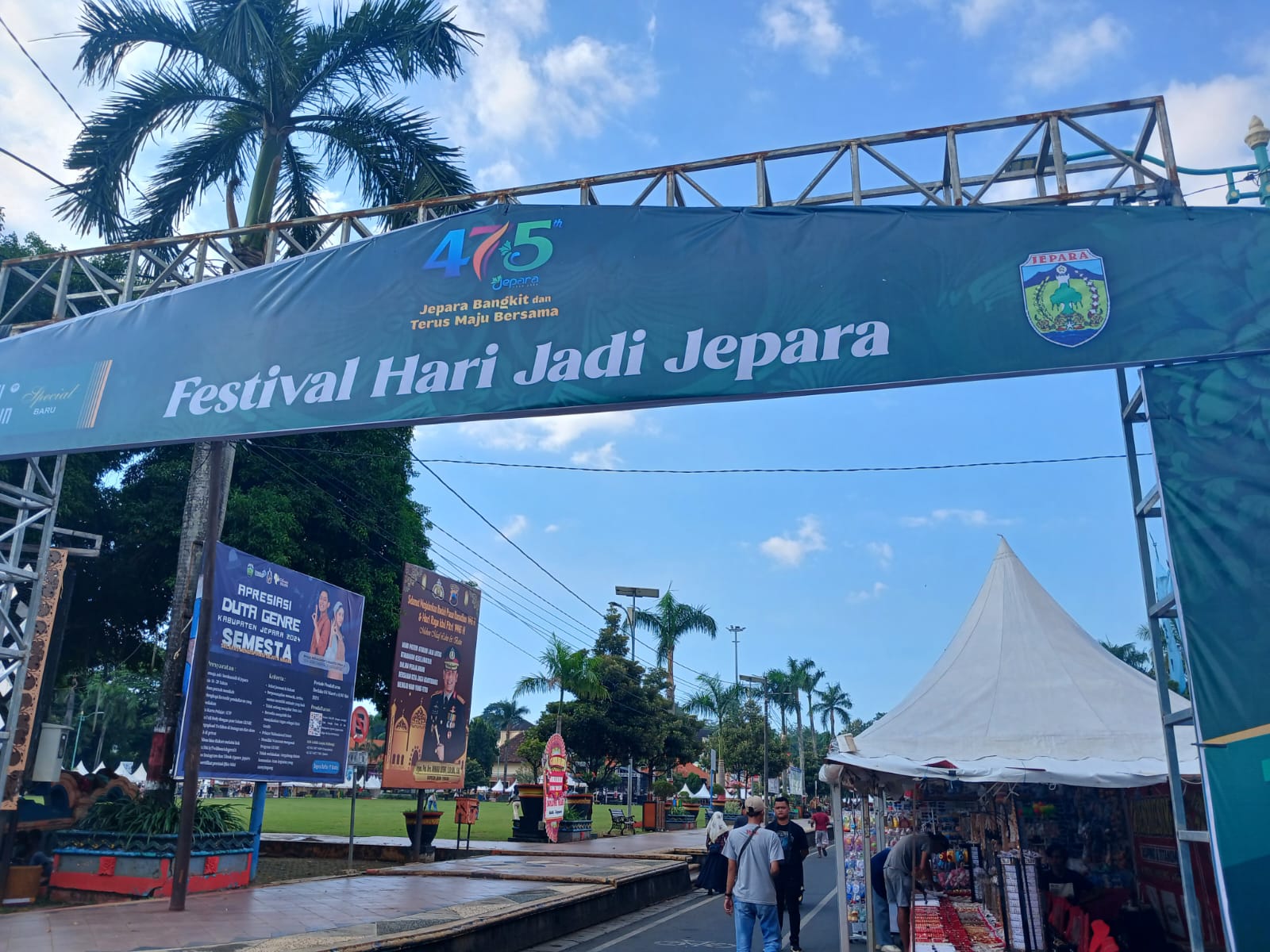 Tampilan gerbang depan Festial Hari Jadi Kabupaten Jepara yang menghadirkan beragam UMKM dan beragam kesenian