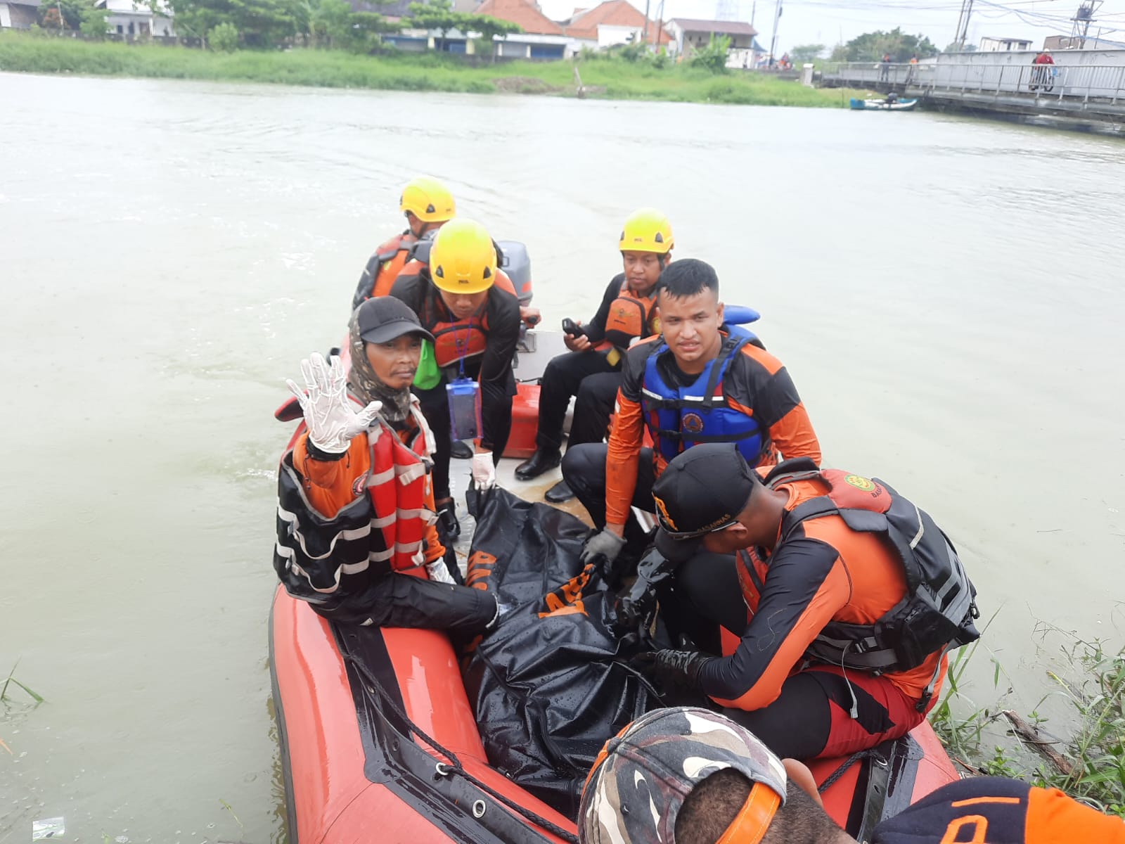 Tim SAR gabungan menemukan Suparman (40) warga Cilosari Barat, Kelurahan Kemijan, Kecamatan Semarang Timur dalam keadaan meninggal pada Sabtu (27/4/2024) pukul 13.45 WIB di Sungai Banjir Kanal Timur Kota Semarang