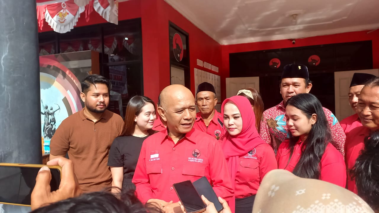 Dian Kristiandi usai mengembalikan formulir penjaringan calon bupati Jepara di kantor DPC PDI Perjuangan Jepara