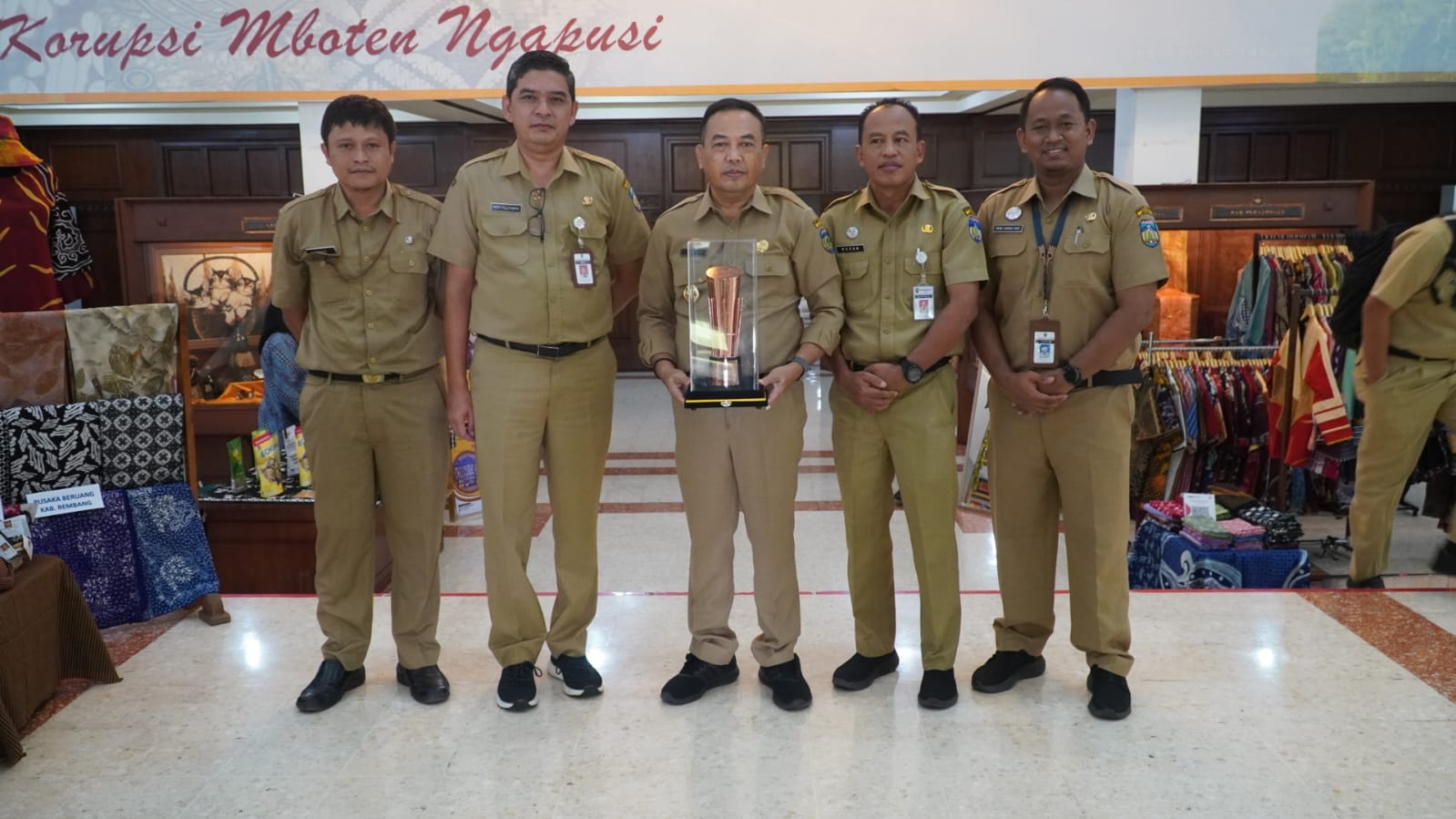 Penjabat (Pj) Bupati Jepara Edy Supriyanta meraih penghargaan pembangunan daerah dalam Musyawarah Rencana Pembangunan Provinsi (Musrenbangprov) Jawa Tengah di Gedung Gradhika Bhakti Praja, Semarang, Senin (29/4/2024)