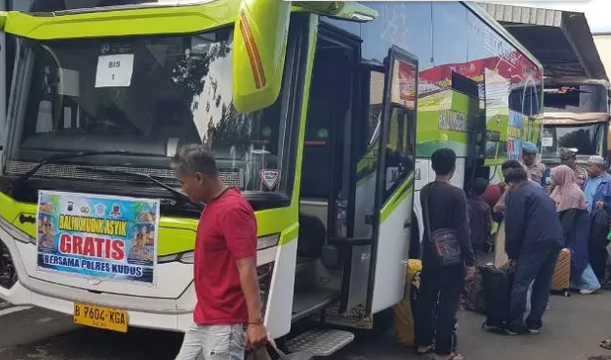 Polres Kudus memberangkatkan 78 orang yang mengikuti program Balik Mudik Asyik Gratis 2024 pada H+9 lebaran Idulfitri (Suara Merdeka Muria)