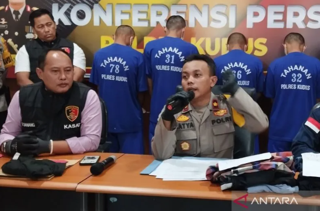 Konferensi pers kasus pengeroyokan di Desa Undaan Tengah, Kecamatan Undaan, Kabupaten Kudus pada Selasa (16/4/2024) (Sumber: ANTARA)